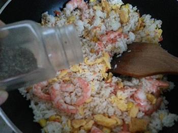 家庭制作虾仁玉米炒饭的做法步骤13