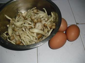 蟹味菇炒鸡蛋的做法步骤1