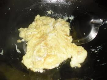 蟹味菇炒鸡蛋的做法步骤3