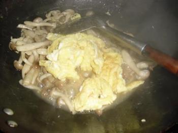 蟹味菇炒鸡蛋的做法步骤5