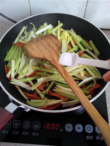 芹菜炒肉丝的做法步骤8