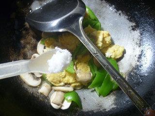 尖椒蘑菇炒鸡蛋的做法步骤9