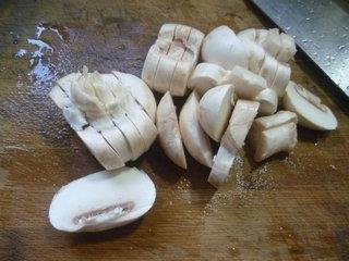 蘑菇炒青菜的做法步骤3