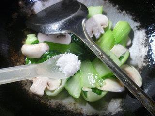 蘑菇炒青菜的做法步骤6
