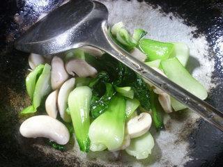 蘑菇炒青菜的做法步骤7