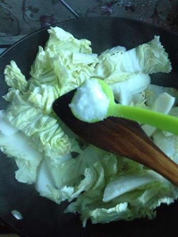白菜炖粉条的做法步骤3