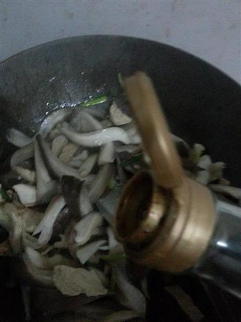 蘑菇炒肉的做法步骤6