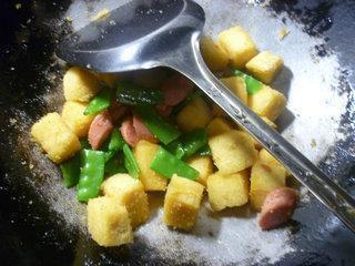 火腿肠荷兰豆炒玉米馒头的做法图解10