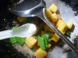 火腿肠荷兰豆炒玉米馒头的做法图解9
