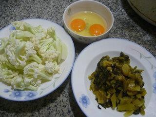 酸菜鸡蛋炒花菜的做法步骤1