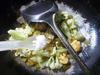 酸菜鸡蛋炒花菜的做法步骤10