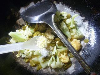 酸菜鸡蛋炒花菜的做法步骤11