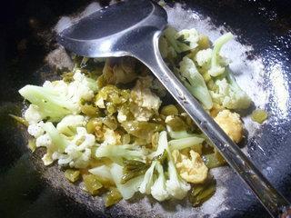 酸菜鸡蛋炒花菜的做法步骤9