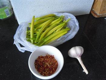 蒜椒拌黄花的做法步骤1