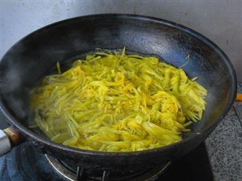 蒜椒拌黄花的做法图解2