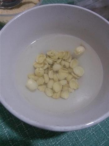 莲子玉米排骨汤的做法步骤1
