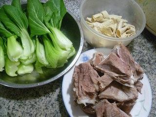 豆结青菜肉骨汤的做法图解1