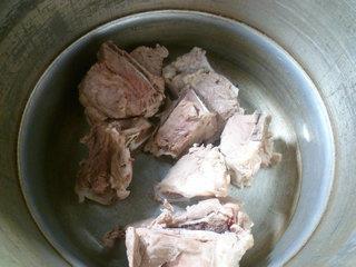 豆结青菜肉骨汤的做法步骤3