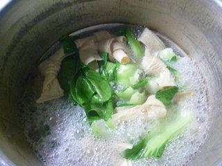 豆结青菜肉骨汤的做法步骤8