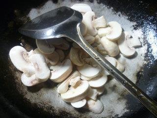 雪菜虾肉炒蘑菇的做法步骤5