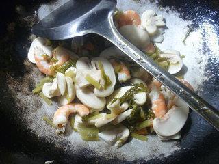 雪菜虾肉炒蘑菇的做法步骤9