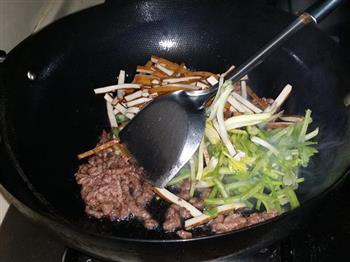 芹菜香干炒肉的做法步骤4