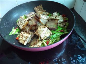 机压豆腐炒腊肉的做法步骤8