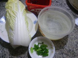白菜炒米线的做法步骤1