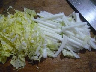 白菜炒米线的做法步骤2