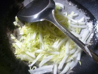 白菜炒米线的做法步骤3