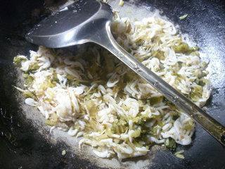 雪菜炒白虾米的做法步骤5
