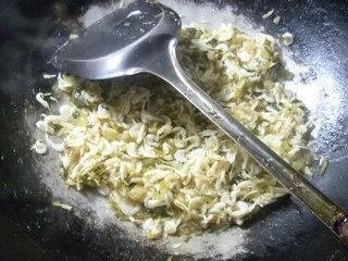 雪菜炒白虾米的做法步骤7