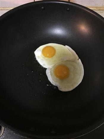 豉香尖椒荷包蛋的做法步骤2