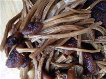茶树菇焖鹅肉的做法步骤5