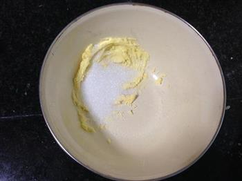 咸蛋黄绿豆沙菠萝饼的做法步骤2