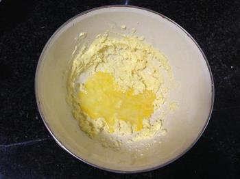 咸蛋黄绿豆沙菠萝饼的做法步骤3