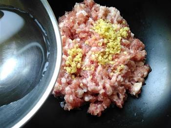 芹菜猪肉饺的做法步骤2