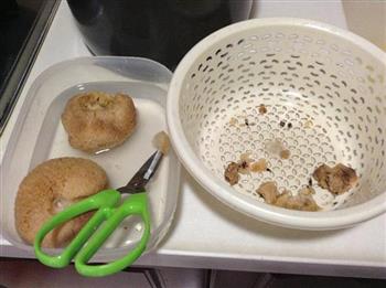 猴头菇红枣枸杞汤的做法图解3