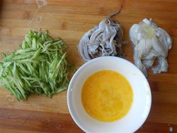笔管黄瓜鸡蛋汤的做法步骤1