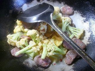 鸡蛋麻辣肠炒花菜的做法步骤9