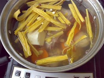 银杏腐竹猪肚汤的做法步骤2