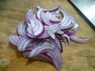 紫洋葱炒黄豆芽的做法图解2
