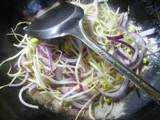 紫洋葱炒黄豆芽的做法图解4