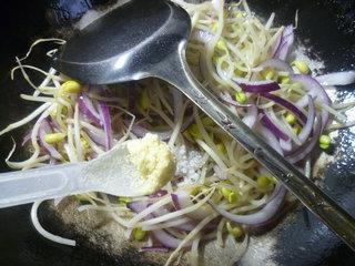 紫洋葱炒黄豆芽的做法图解6