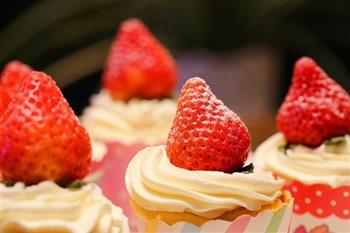 草莓纸杯蛋糕的做法步骤10
