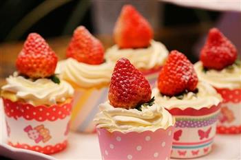 草莓纸杯蛋糕的做法步骤8