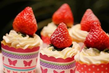 草莓纸杯蛋糕的做法步骤9