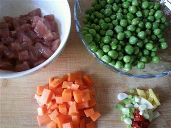 豌豆肉丁的做法图解2