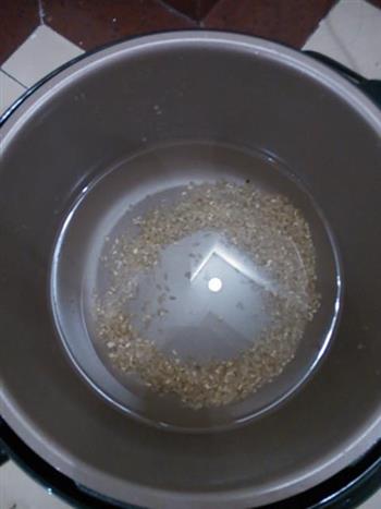 海鲜黑木耳糙米粥的做法图解3