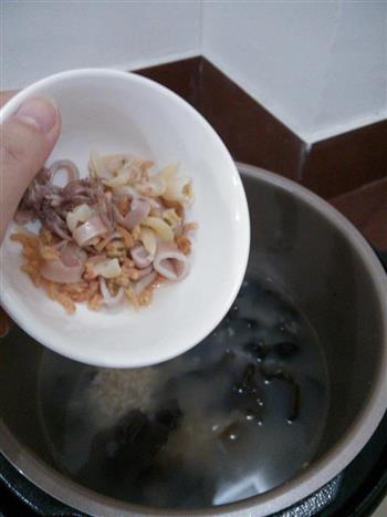 海鲜黑木耳糙米粥的做法步骤5